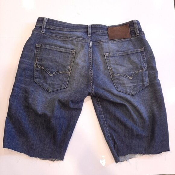 GUESS Vermont Slim Custom Cut Off Denim Shorts Distressed Dark Wash Jean - Picture 8 of 14